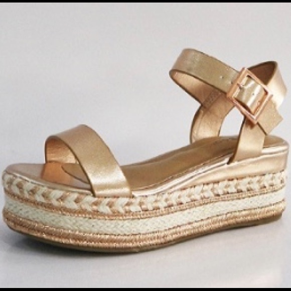 BAMBOO Shoes - NWT 🌸🌸 SALE 🌸🌸 ROSE GOLD platform sandals